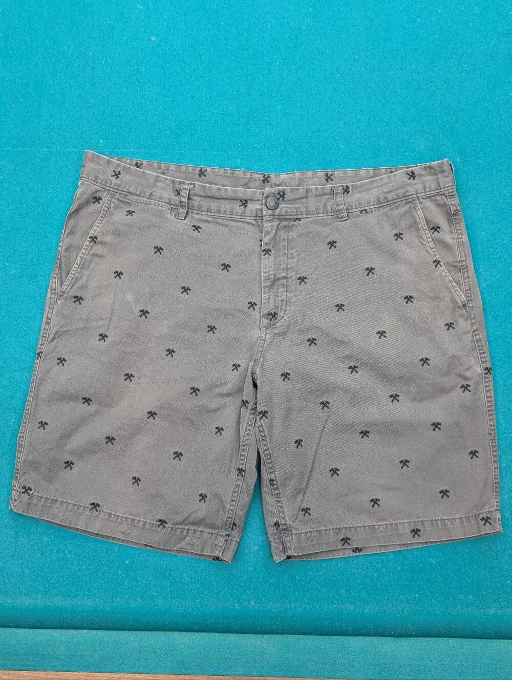 The North Face Crossed Hammer Embroidered Canvas Cargo Shorts Gray Mens 40